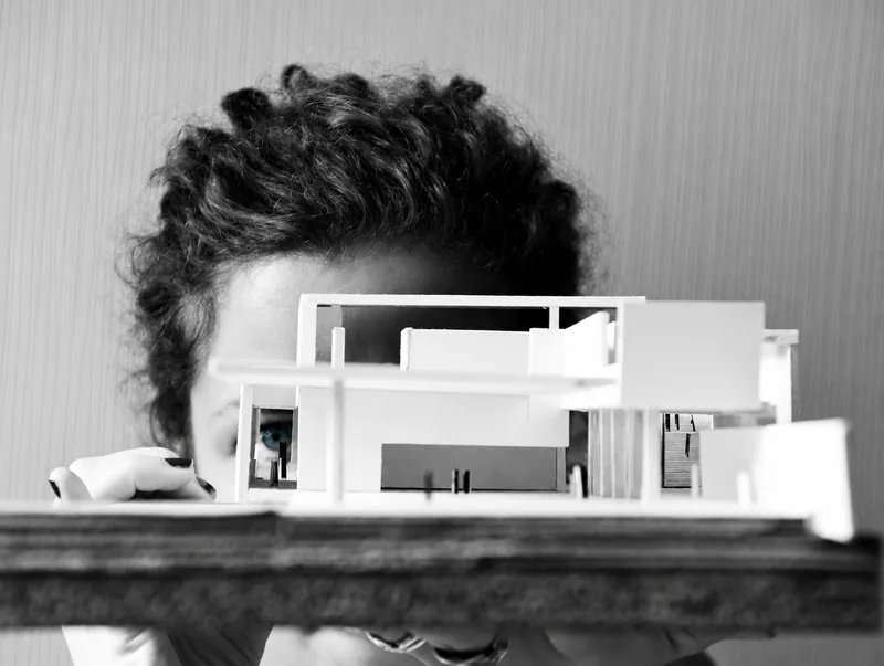Valentine, architecte de formation