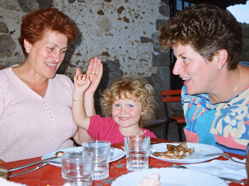 Valentine enfant lors d’un repas de famille